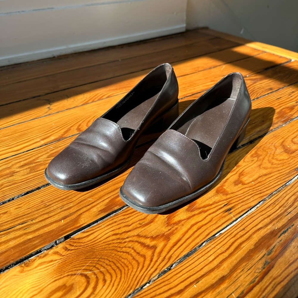 Vintage dark brown heeled loafers